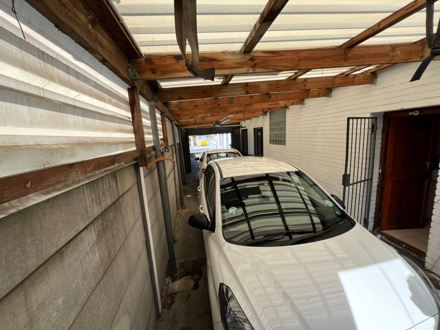 5 Bedroom Property for Sale in Grassy Park Western Cape
